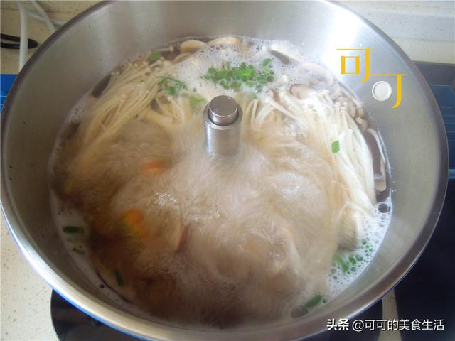 家里的墨鱼干不知道怎么吃？加上菌菇一起炖个汤，太鲜了