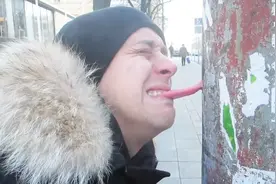 东北人组训：冬天管好舌头别舔铁，作死老外还偏不信这个邪！视频封面