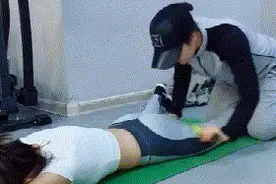 搞笑GIF：公司年会只有你没有中奖时，就是这个样子的图片