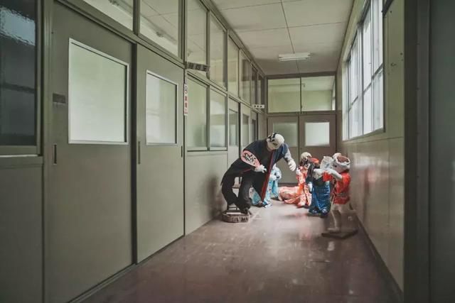 日本有个恐怖村庄,奶奶按照逝者原型做了300个人形,日夜陪自己