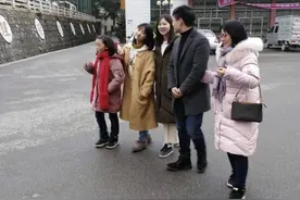 沈月终于开窍，大衣短裙搭长筒靴太显高，总算信你身高160cm图片