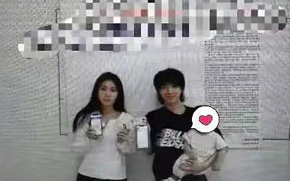 华晨宇张碧晨给孩子落户合照曝光，华晨宇抱着女儿笑容灿烂