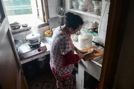 婆婆来家2天，厨房塑料袋都不见了！瞧着这“手法”，高明又实用图片