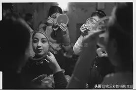 老照片：1998年河南宜阳福昌阁庙会上唱戏演员的后台生活图片