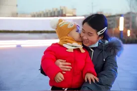 这一生，要为你撑起一片天——九零后独臂妈妈的不抛弃、不放弃图片