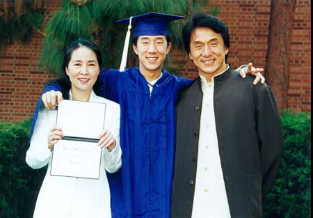 曾有人问成龙身价多少？他笑而不语：“一定没马云多，但也不少”