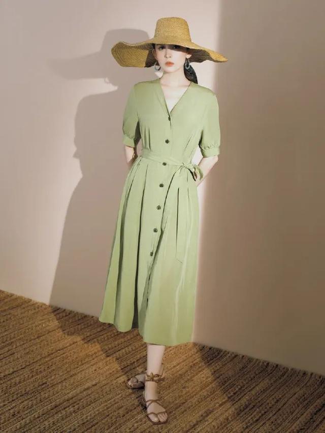 建议皮肤“暗黄”的女人，选这几种服装配色穿，不挑肤色还很靓丽