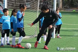 万达认真做青训！马竞教练走进东北路小学上公开课，中外教练切磋图片