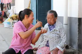 母亲生病，女儿辞职照顾，母亲留言：房子、存款全留给儿子图片