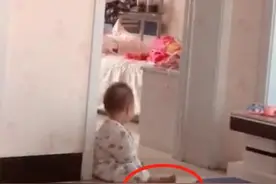 弟弟午睡醒来后，乖乖坐在姐姐房门口等待，无奈的小脚丫可爱炸了图片