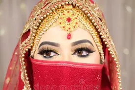 巴基斯坦女孩很保守，到了中国后变得很开放，衣服穿着大反转了图片