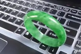 洗了个热水澡，结果手上通绿的翡翠手镯变成了白色的手镯图片