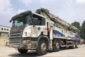 开了10年的国三斯堪尼亚泵车还没报废，卖到新疆还能继续工作图片