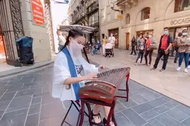 她弹着国风里的江湖，法国人：真香图片