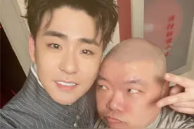 郎鹤炎晒和张云雷合影，俩人表情截然不同，评论区成土味情话现场图片