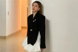 骆歆这是去选秀？上场主持却穿“女团装”，最后动作让人直呼好尬图片