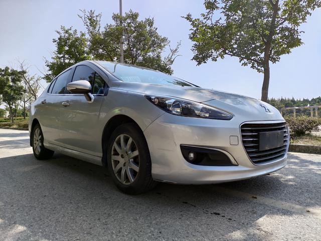 2万多买的12年标致308,新车落地十几万,底盘比大众都稳