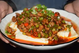 蒜苔、肉末、豆腐三合一，做出这道菜，滑嫩开胃又下饭图片