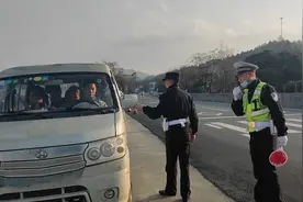 小车超载面对交警询问，司机灵魂发问：“小孩也算人？”图片
