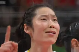 女排赛场上的搞笑抓拍瞬间！严肃的体育比赛，瞬间变成表情包大赛图片