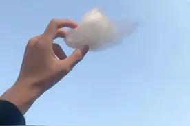 天空很蓝，云朵很白，我就很开心，感觉一切都变得特别美好图片