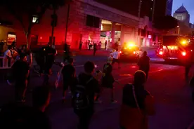 洛杉矶示威失控发展为骚乱，533人被警方逮捕图片