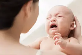 宝宝晚上总是哭闹不睡觉？可能与这些原因有关，用这几招试试看图片