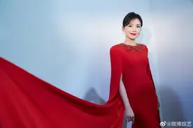 红色着装称霸央视晚会，刘涛水袖穿出气势，唐嫣包紧紧甜度满分图片