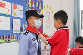 【一线传真】大手牵小手 警心护童心图片