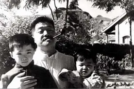 1949年，湖南老妇带着一群孩子，拜访贺龙元帅：都跪下来叫爷爷图片