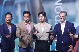 杨洋终于成熟了，拼接西装配束腰裤，和大龄男星站一起气场不输图片