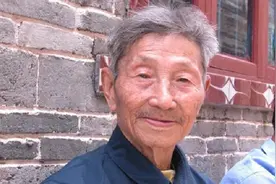 1979年，江西一老农为证身份截停军车，为何首长见到他泪流满面？图片
