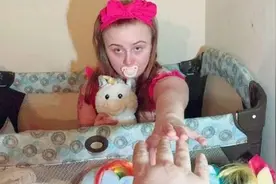 真实巨婴？美国成年女子自认是2岁婴儿，叫男友爸爸喝奶穿尿布图片