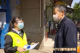 “我不知道她叫什么名字，但是她总在这里守着…”22天风雨无阻，她成了老旧小区的“门神”！图片