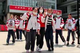 中考首日，家长、老师和热心市民为考生护航和祝福图片