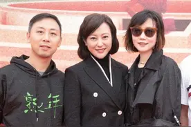 郝蕾偷偷减肥效果明显，穿西装瘦一圈不见双下巴，罕见烫卷发好美图片