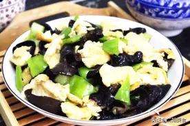 炒菜时，油总是四处飞溅，大厨教您一招，不溅油不炸锅，太实用了图片