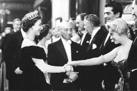 给女王行屈膝礼：梦露高贵优雅，戴安娜蹲得很低，夏洛特行礼最萌图片