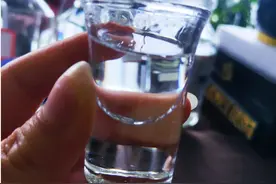 酒局上偶遇上级，要不要主动去买单？聪明人告诉你3点，都是干货图片