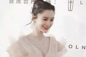 Angelababy全球首穿流动花瓣鱼尾裙，高定的神不愧是你图片
