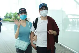 郎朗吉娜夫妇机场大秀恩爱，吉娜蚂蚁腰好身材吸睛图片