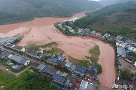 洪水退去，眉山市秦家镇村民积极开展抗灾自救图片