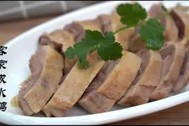 四个鸭腿，教你自制咸水鸭，鸭肉皮白肉嫩，咸香可口，开胃又下饭图片