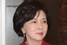 她是三星皇太后，也是韩国女首富，女儿自杀儿子入狱晚年悲凉图片