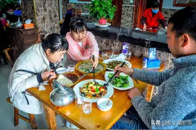 安徽农村饭店花110元吃美食，看能吃到啥？3个炒菜一个烧羊头大菜图片