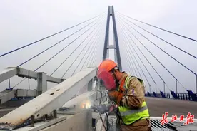 三路记者探访建桥工地：精益求精，争分夺秒，建桥之都开足马力与时间赛跑图片