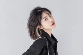 李溪芮私服写真曝光，穿水墨浸染裙配黑色牛仔衣，帅气又不失个性图片