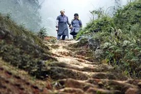 20岁农家青年爱上大他10岁的“俏寡妇”，私奔深山老林隐居50年图片