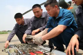 光荣退休！空中机械师马友全从军30载零差错，被誉为“陆航兵王”图片