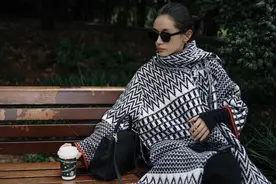 王子文不愧是穿搭楷模，黑白波纹大衣配直筒裤，穿出170既视感图片